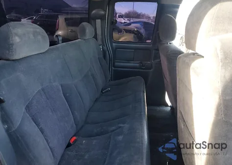 2002 Chevrolet Silverado C1500 z USA, uszkodzony, nr VIN 2GCEC19V221115482